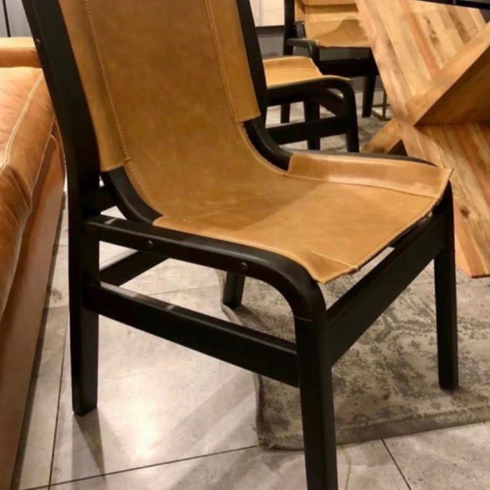 Dos sillas de madera y cuero. Tienda Cuero Design