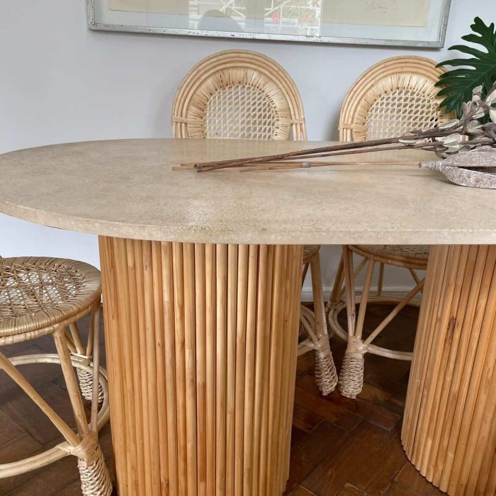 Mesa comedor de marmol travertino.