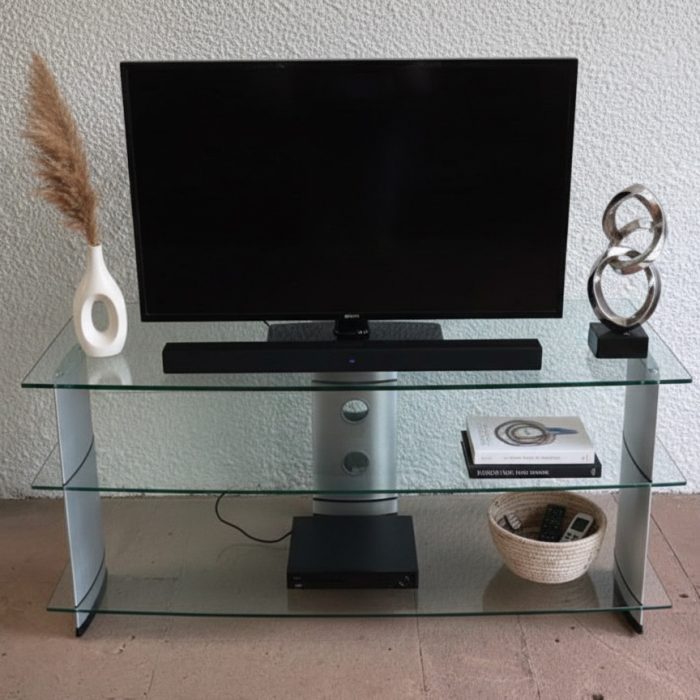 Mueble rack de vidrio y metal cromado.