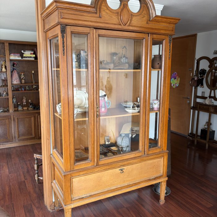 Vitrina de madera con vidrio biselado.