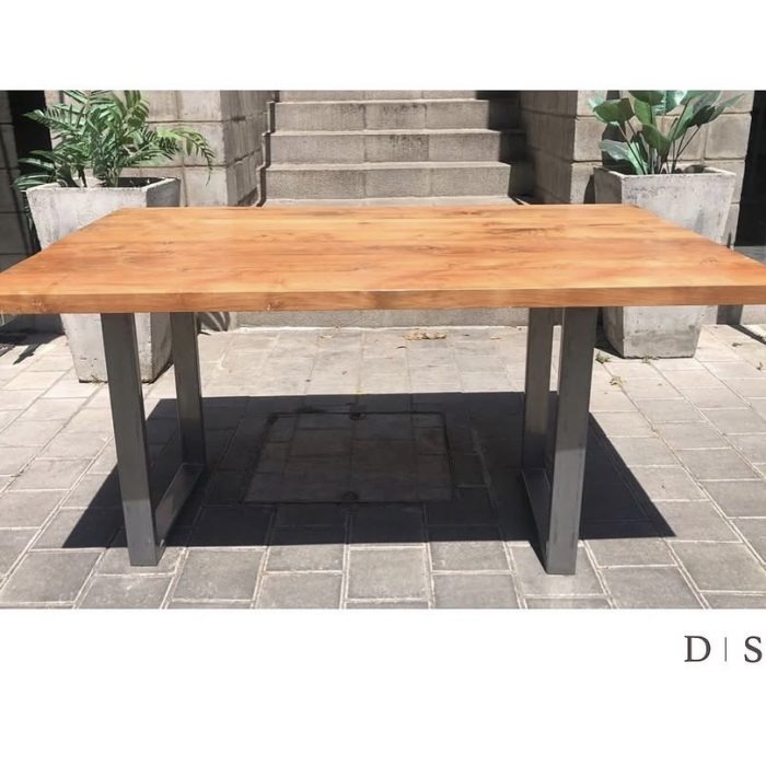 Mesa comedor con cubierta de roble y base metalica.