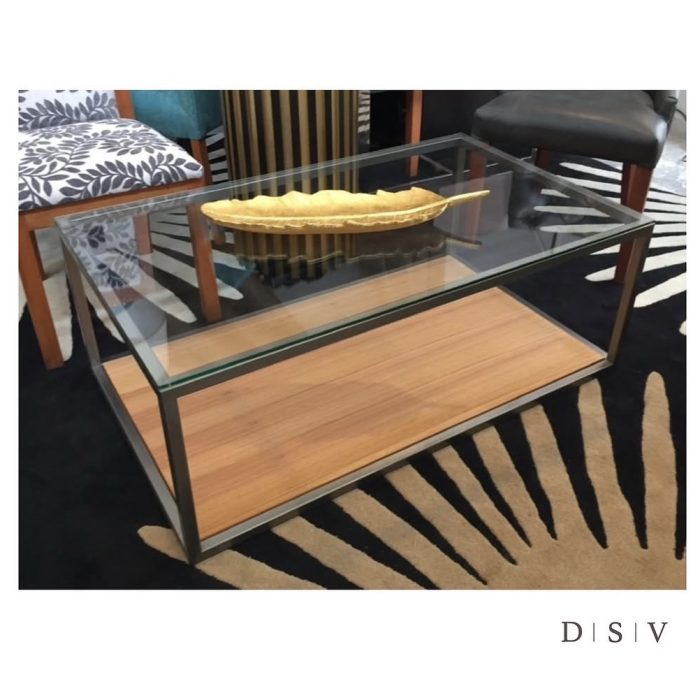 Mesa de centro de doble cubierta.
