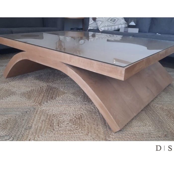 Mesa de centro de madera solida y noble.