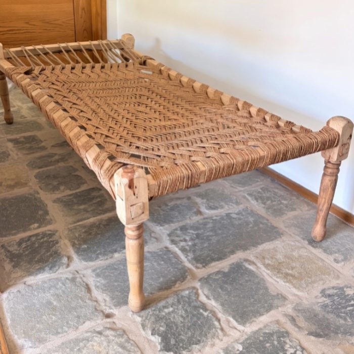 Banqueta o reposera, también se puede hacer mesa de centro.