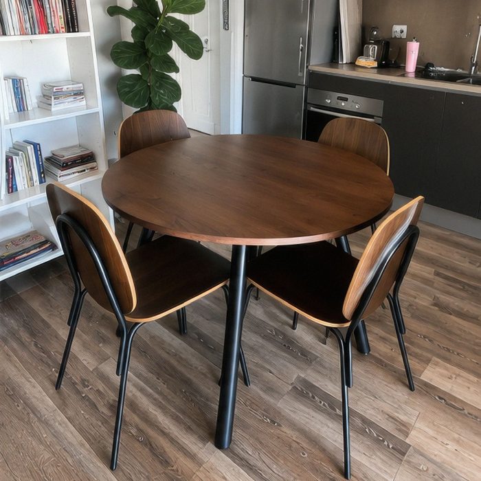 Mesa de comedor con 4 sillas.