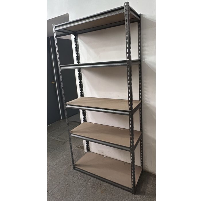 Tres rack metalicos.