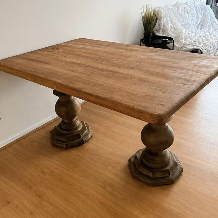 Mesa de comedor de pino oregon.