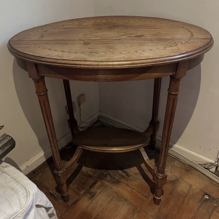 Mesa de madera antigua con marqueteria.